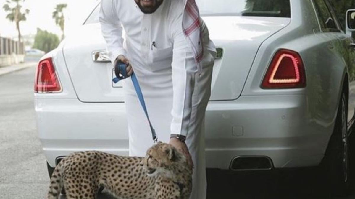 Un joven saudí con su leopardo en la cuenta de instagram @RichKidsOfSaudi.