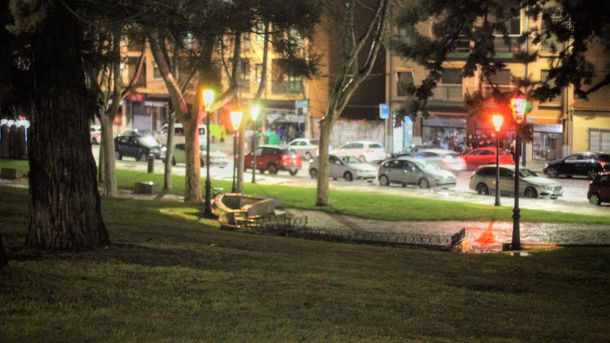 La lluvia también repele a los jóvenes del botellón de San Martín