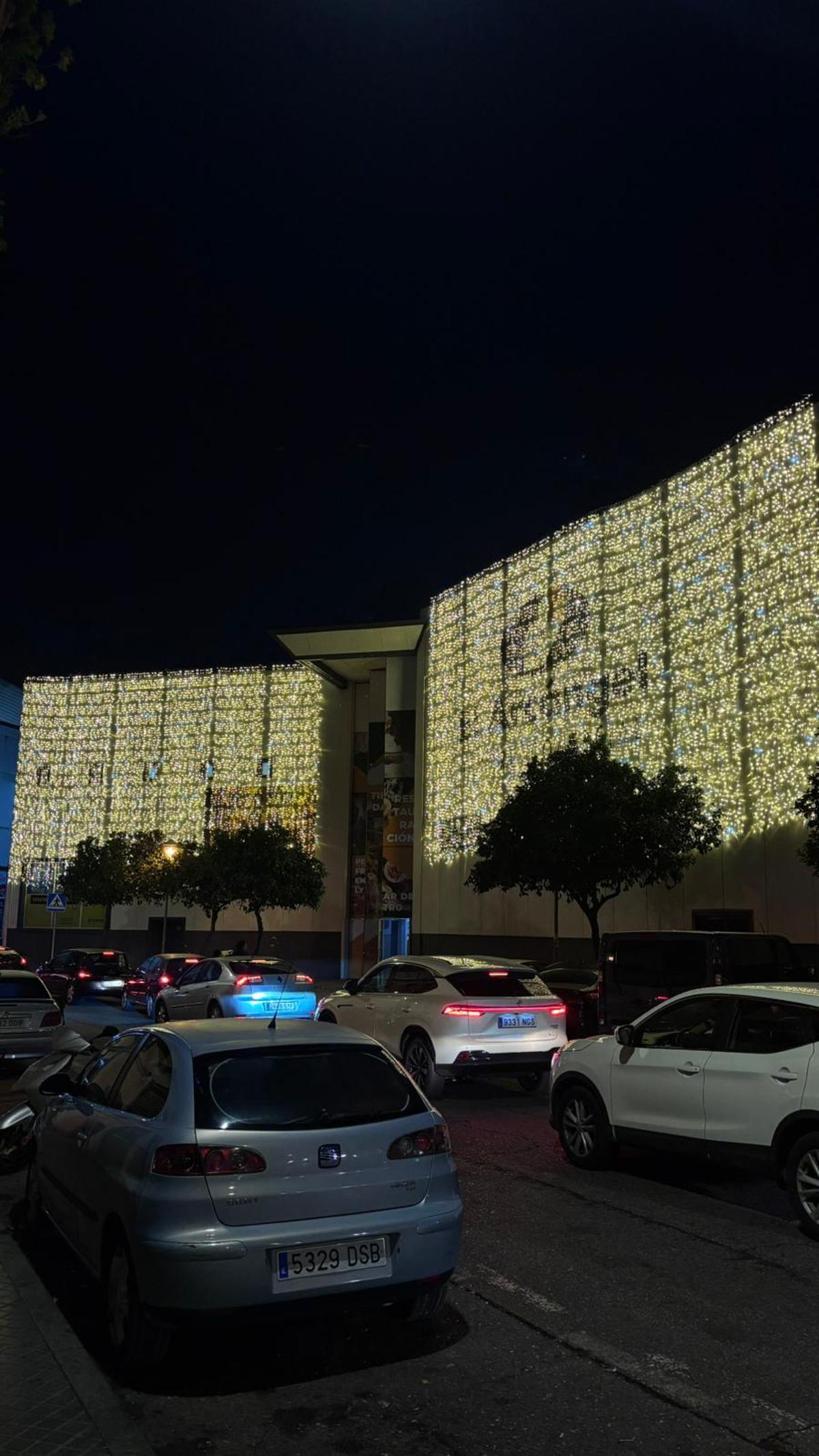 Decoración navideña del centro comercial.