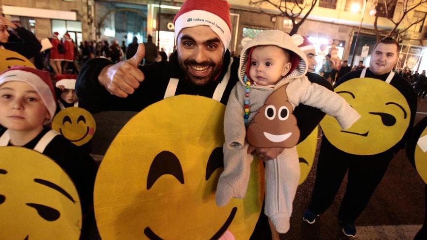 Un hombre saluda con su bebé durante la última San Silvestre.