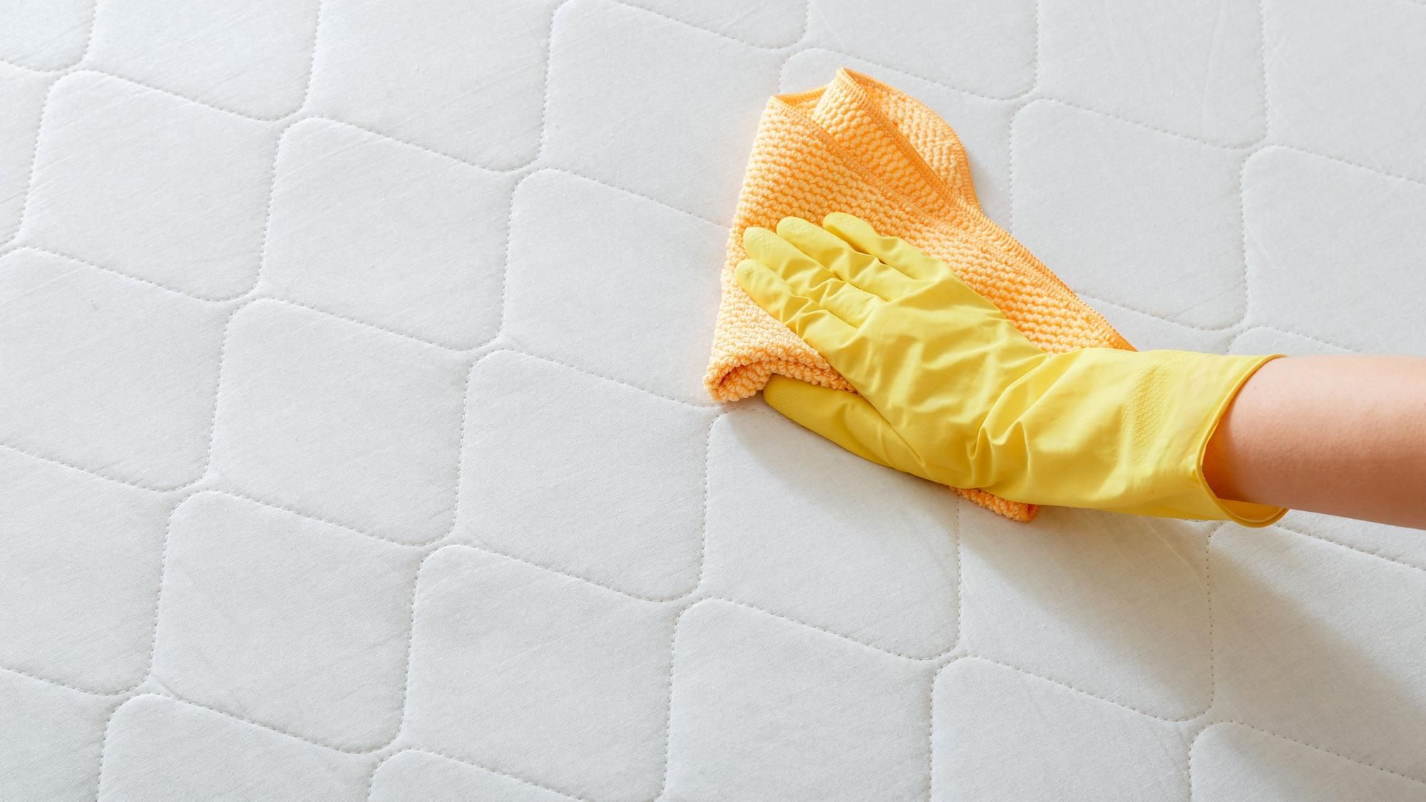 Cómo limpiar un colchón: 10 trucos para eliminar cualquier mancha