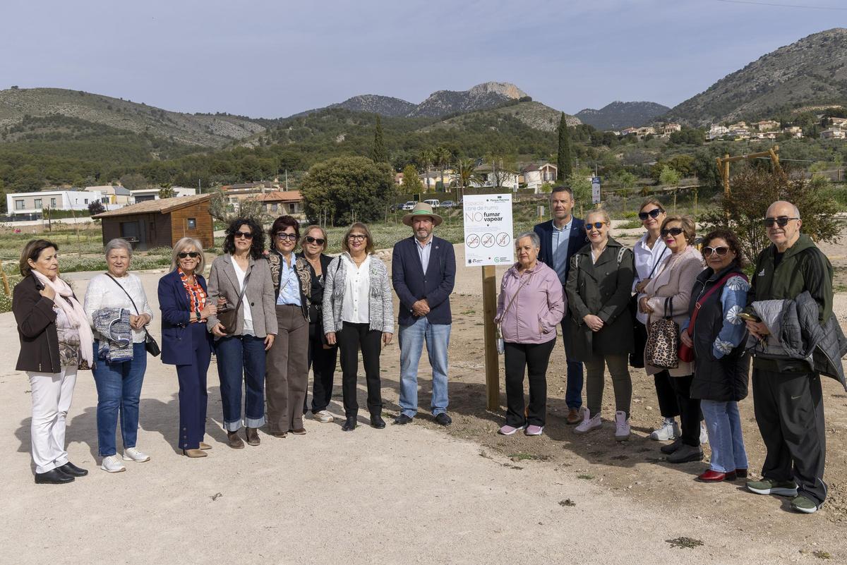 Voluntarios de la asociación, junto al presidente regional y el alcalde de Caravaca