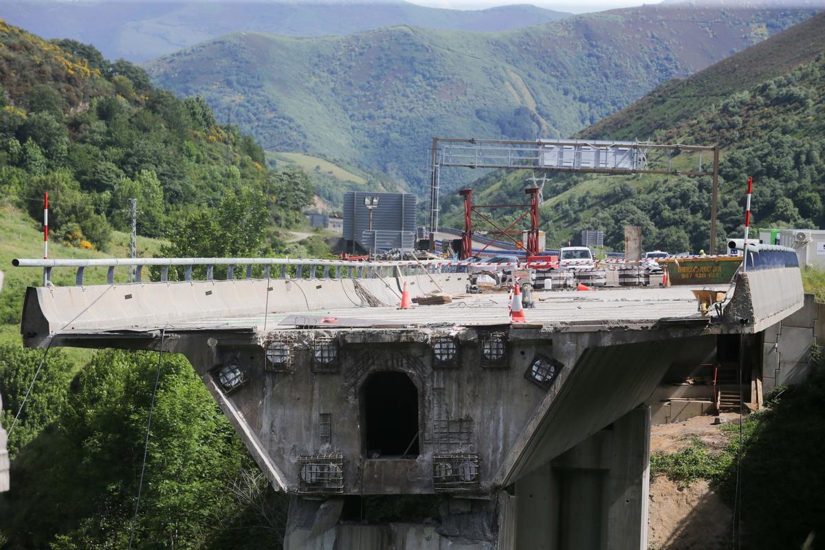 Desprendimiento en el puente de la A-6 entre Pedrafita y León