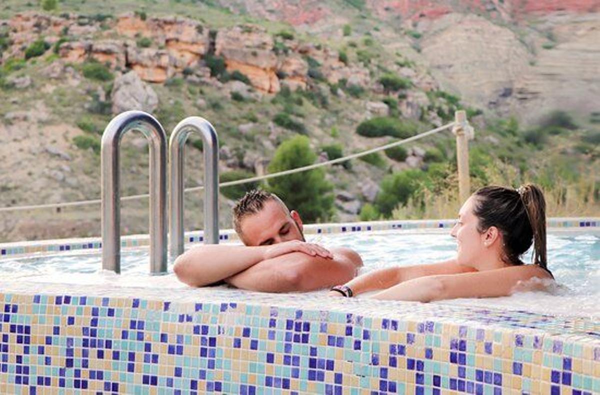Uno de los grandes reclamos del Balneario de Ariño es su jacuzzi exterior con vistas a la montaña.