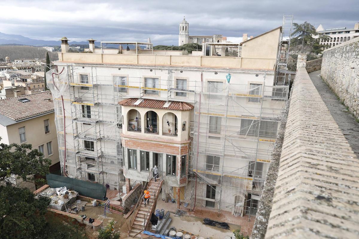 Girona. Carrer Portal Nou. Excavacions durant les obres d'una casa. Arqueolegs excavant esquelets. Girona. Carrer Portal Nou. Excavacions durant les obres d'una casa. Arqueolegs excavant esquelets.