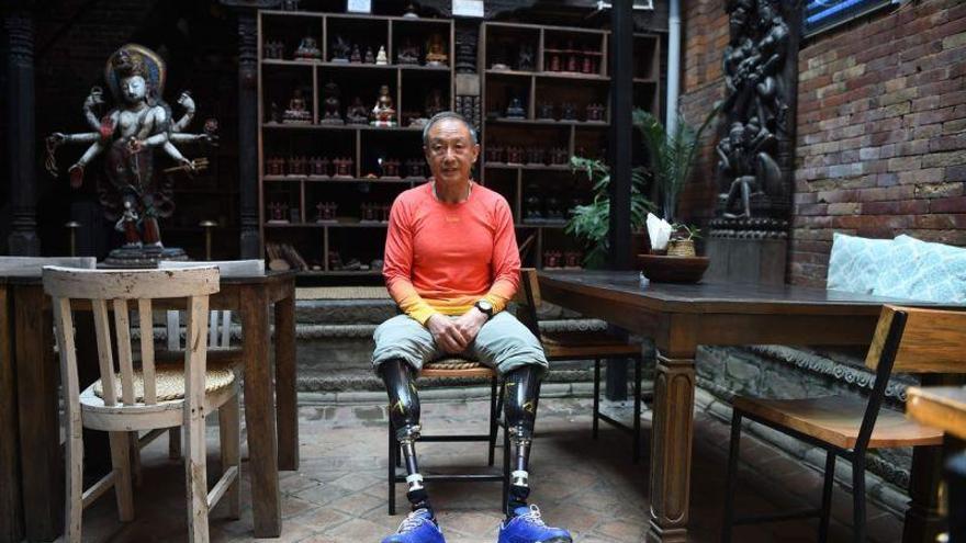 Un escalador chino de 70 años corona el Everest con las dos piernas amputadas