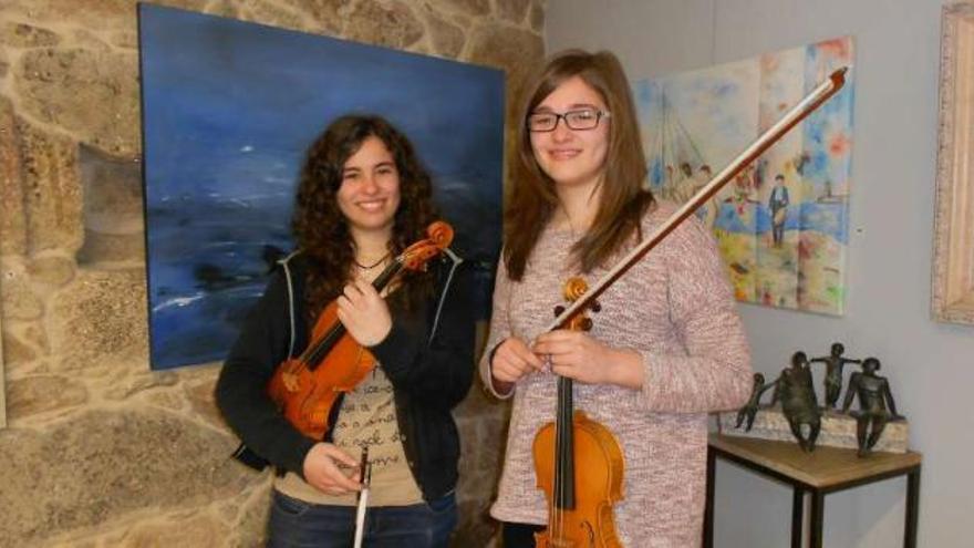 Sara (izq.) y Raquel Martínez Areal, en la sala de arte de su familia, en Tui.  // E. G.