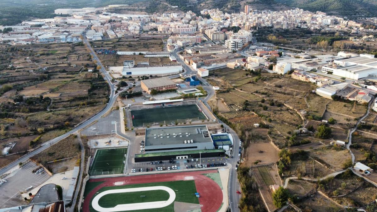 Vista aérea del municipio y la pista de atletismo del polideportivo de l'Alcora.