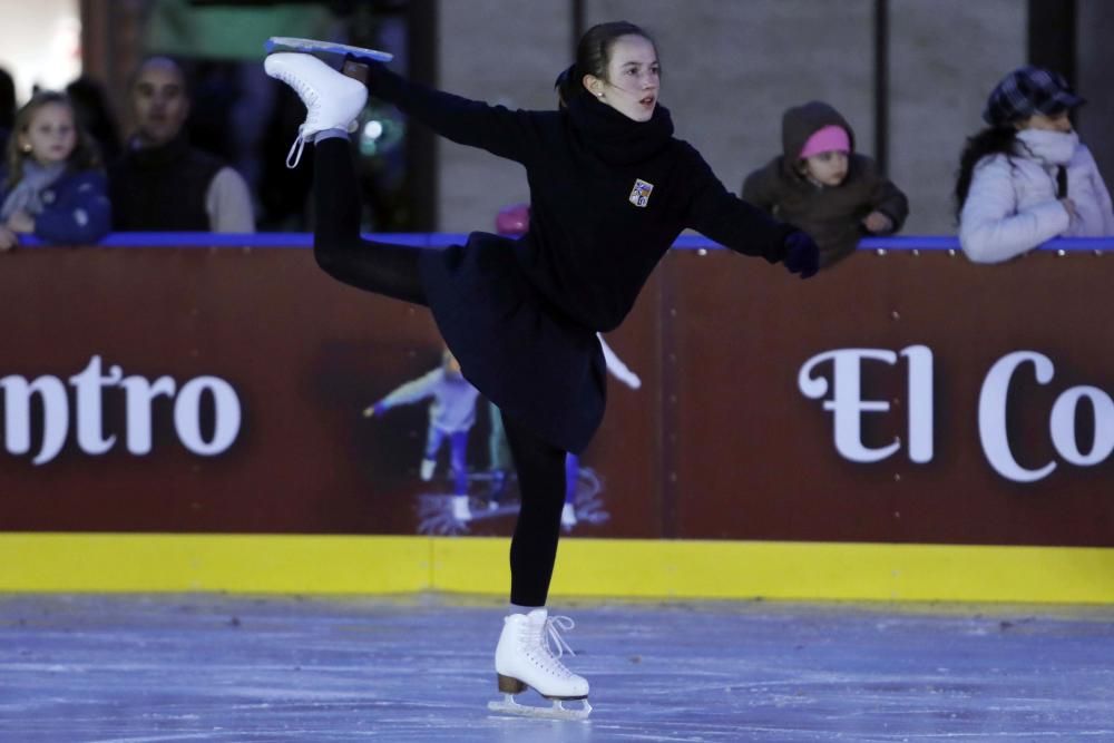 Primer día del árbol de Navidad, pista de patinaje sobre hielo y el tiovivo del ayuntamiento