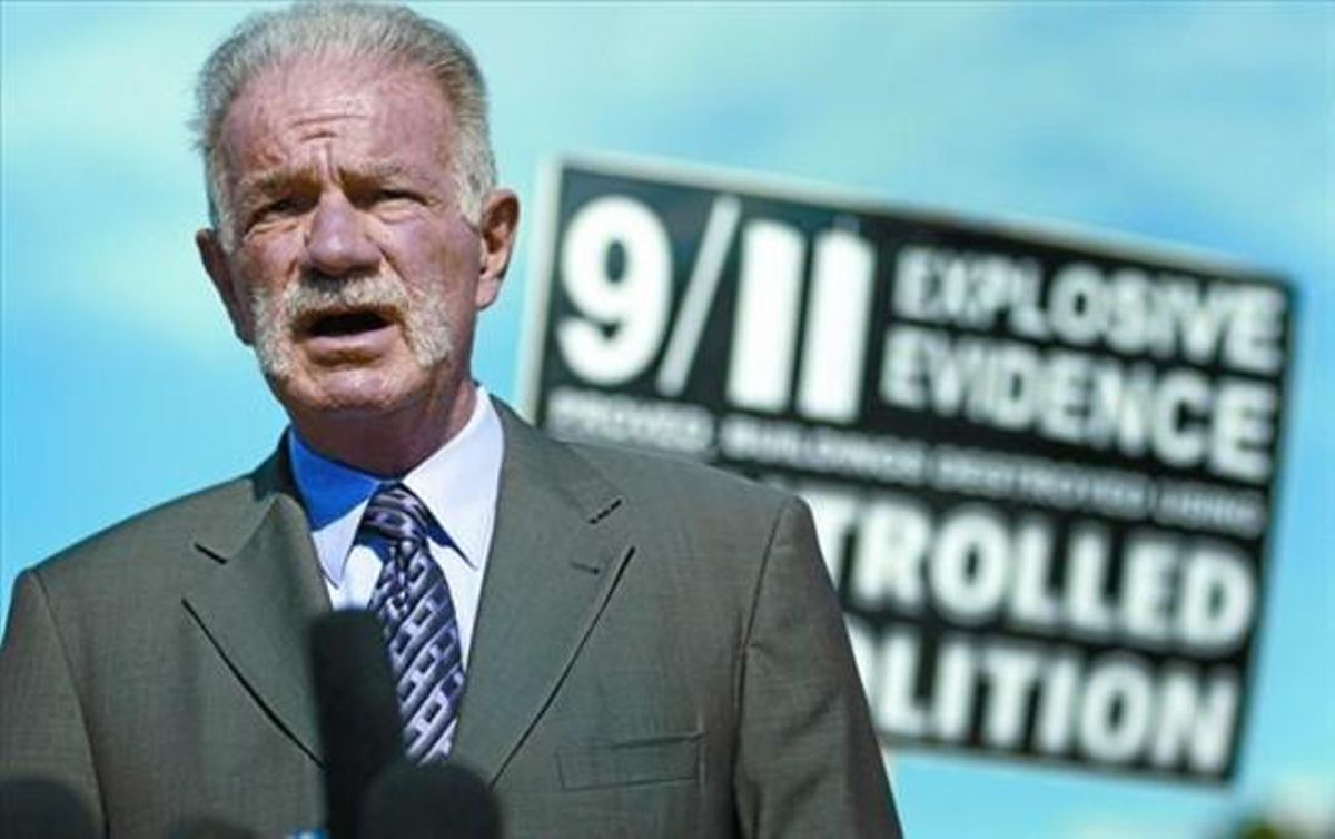 El pastor Terry Jones parla amb els mitjans de comunicació a Gainesvile (Florida), dijous. El pastor Terry Jones parla amb els mitjans de comunicació a Gainesvile (Florida), dijous.
