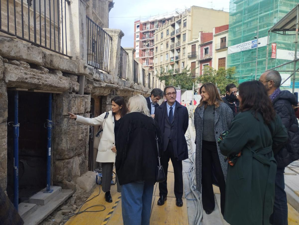 Català, con la comitiva que ha visitado las obras.