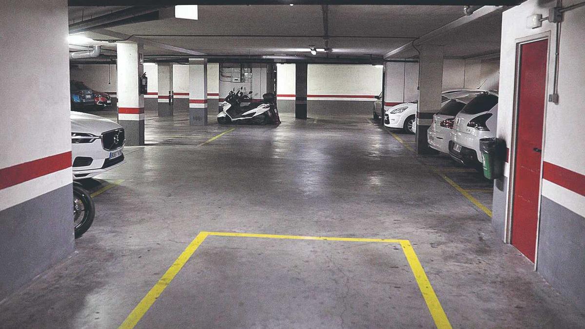Cotxes estacionats en un garatge privat, en una imatge d’arxiu.