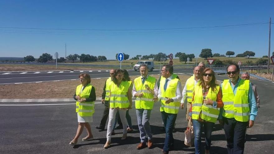 El consejero de Fomento visita la A-424, entre Cardeña y Pozoblanco, tras la finalización de las obras