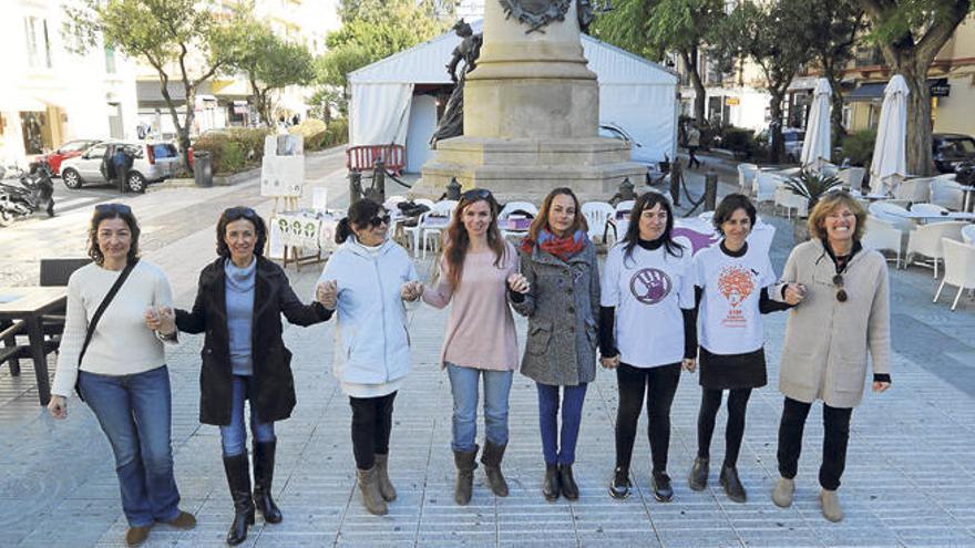 Voluntarias de varias asociaciones de mujeres, la consellera de Bienestar Social, Lydia Jurado, y la directora insular de Igualdad, Judith Romero, (cuarta y tercera por la derecha, respectivamente) por la mañana, en el paseo de Vara de Rey.