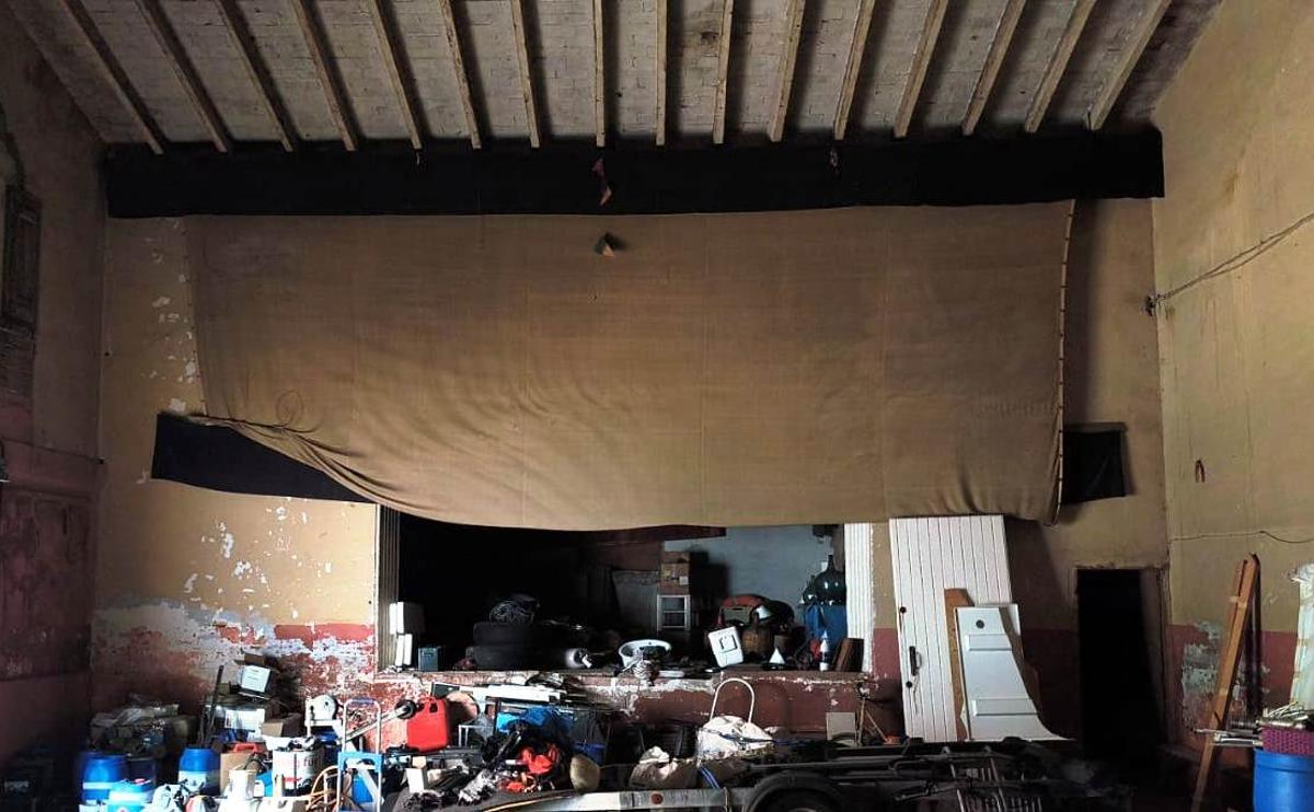 Imatge actual de l'escenari de Can Met on podria ser que hi hagués els decorats perduts.