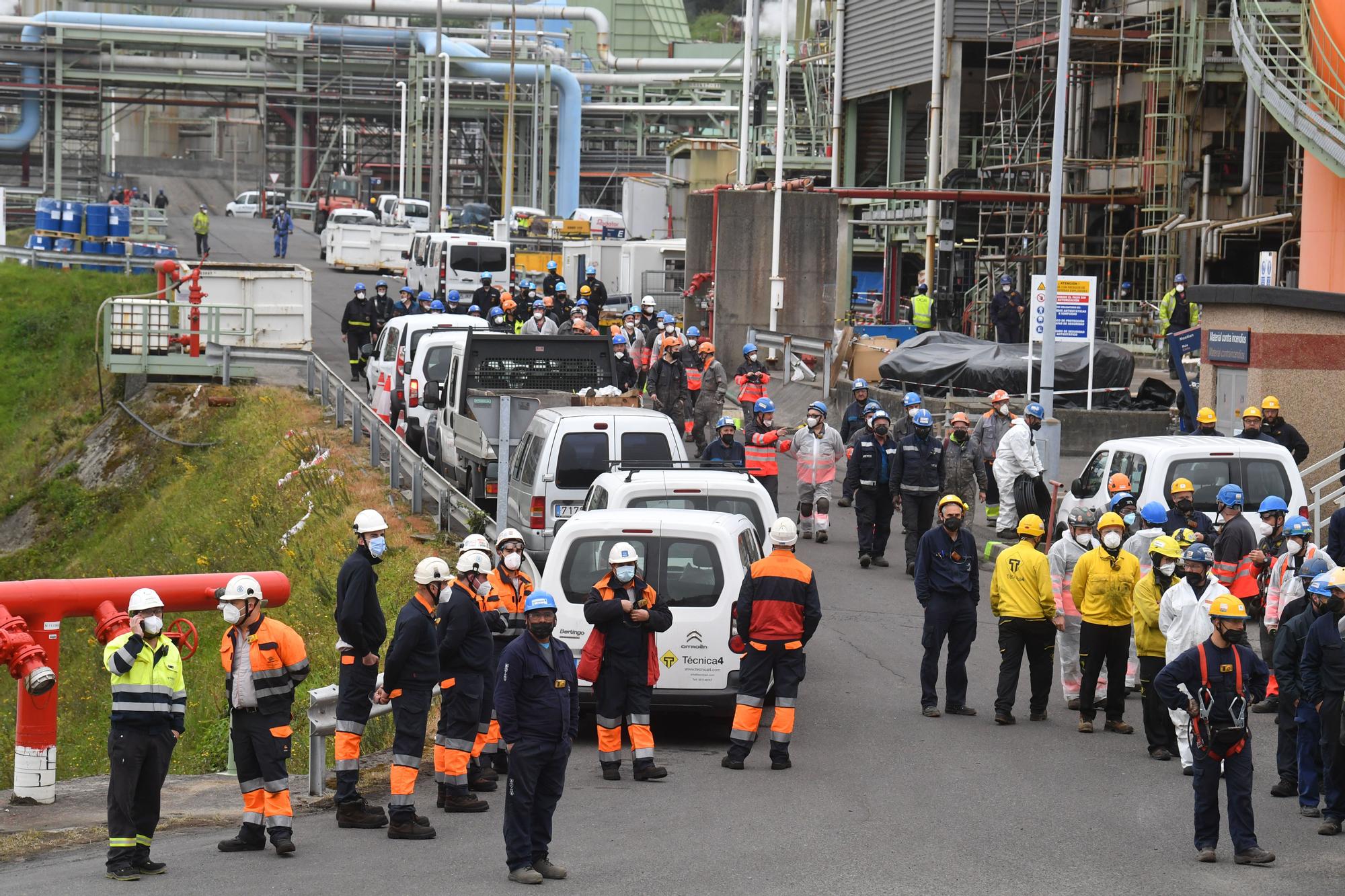 Concentración en la refinería de A Coruña tras el accidente con dos heridos, uno muy grave