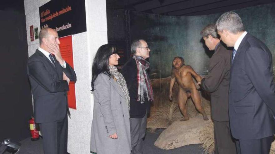 El alcalde, tercero por la izquierda, y la edil de Cultura, en la exposición &quot;El habla&quot;. // I.Osorio