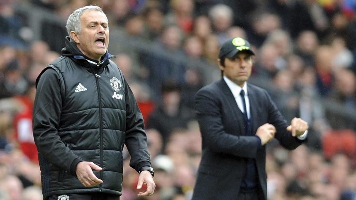 Jose Mourinho y, al fondo, Antonio Conte.