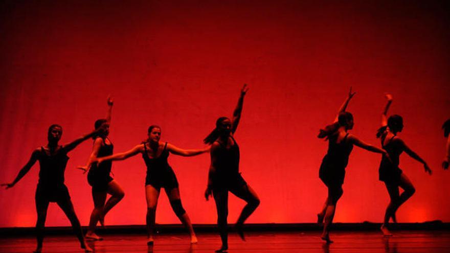 Bailarinas en una gala de danza &#039;A Noite da Queima&#039;.