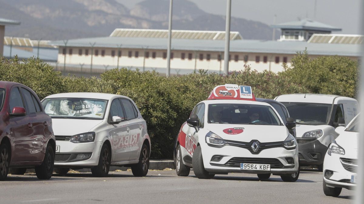 Las autoescuelas registran su punta de trabajo durante el verano