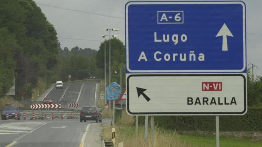 Cartel de la A-6 que conecta A Coruña y Lugo en el desvío a Baralla. |   // VÍCTOR ECHAVE