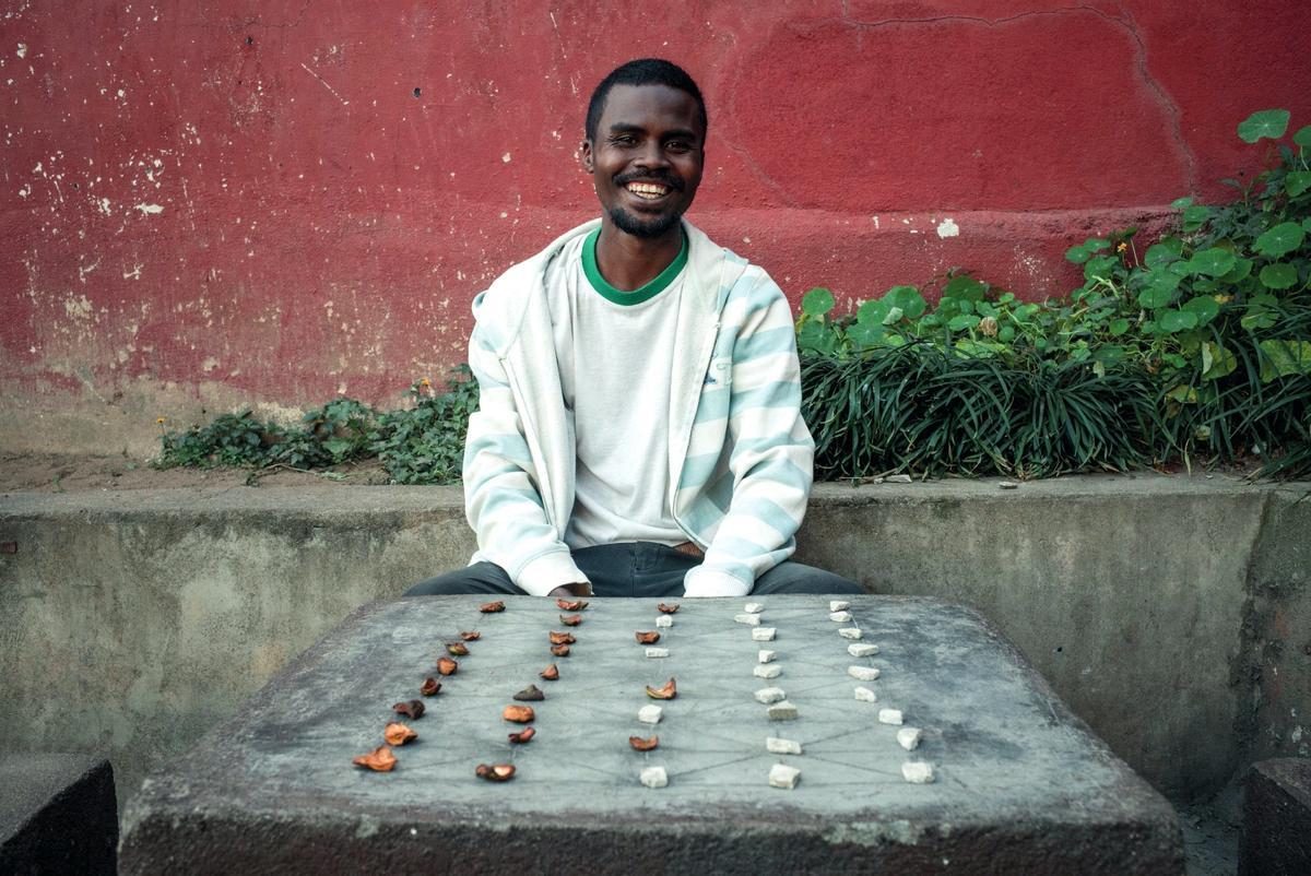 A la izquierda: Jean-Marie Andriatsarafara, campeón malgache de fanorona.