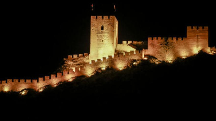 Imagen del Castillo de Sax iluminado