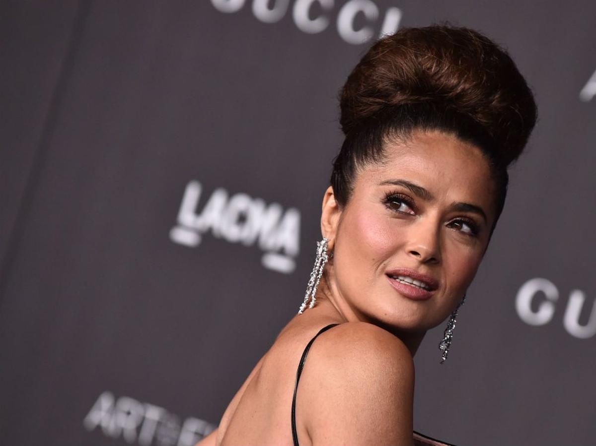 Primer plano de Salma Hayek con un moño alto voluminoso y largos pendientes en la gala LACMA 2019 celebrada en Los Angeles