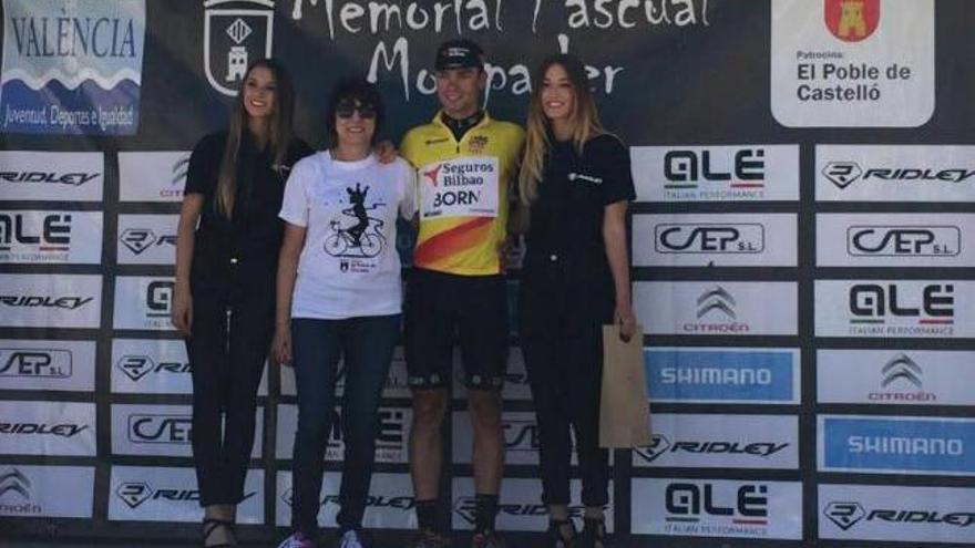 Jaume Sureda en el centro del podio, con el maillot amarillo de líder de los Sub 23 de la Copa de España.