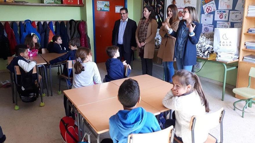 Presentación del programa Entroido coa Escola Galega do Consumo en el colegio Laredo de Chapela. / FdV
