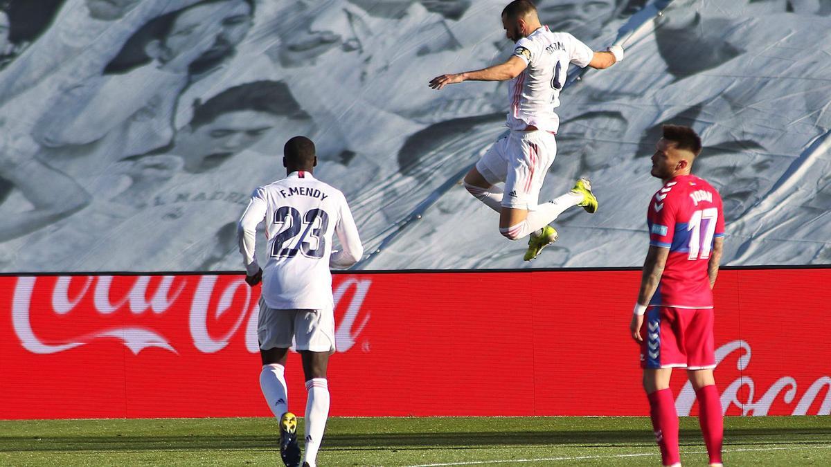 Benzema celebra el segundo gol ante Mendy y el ilicitano Josan. |  // EP