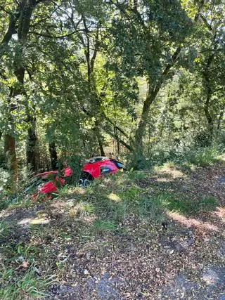 Herida una mujer al ser arrastrada por su coche y caer por un desnivel de tres metros en Lousame