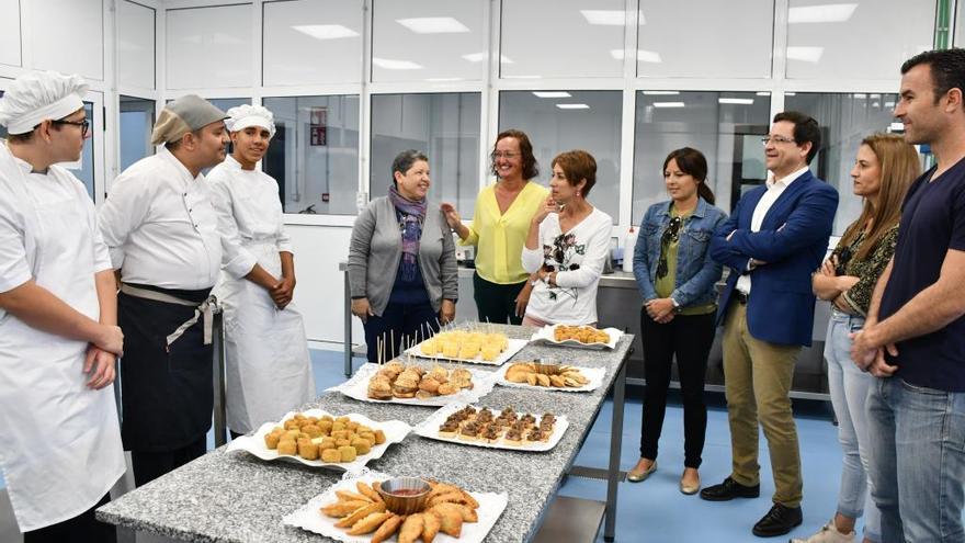 Onalia Bueno, Manuel Jorge, corporación municipal durante su visita a las instalaciones de los ciclos formativos en el IES Arguineguín.