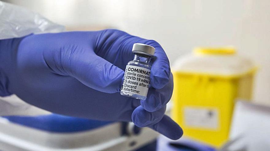 Muestra de un vial de la vacuna contra el coronavirus. | PILAR CORTÉS