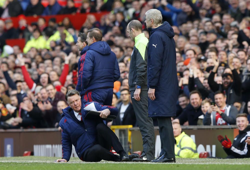 Louis Van Gaal se tira al suelo para protestar una jugada durante el Manchester United - Arsenal.