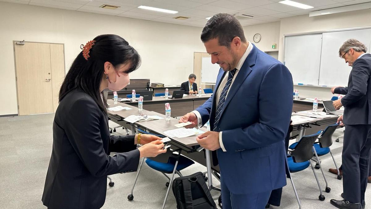 Jódar intercambia tarjetas de visita con una representante japonesa.