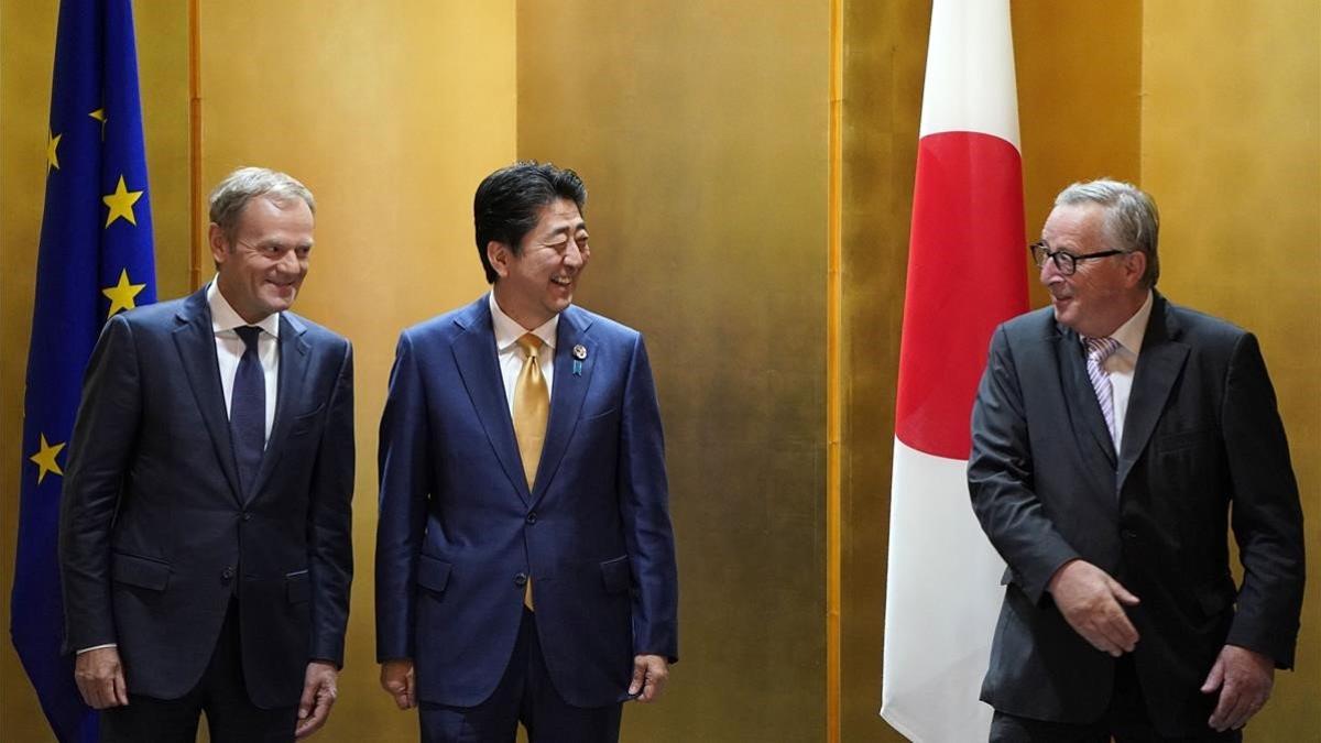 El presidente del Consejo Europeo, Donald Tusk; el primer ministro japonés, Shinzo Abe, y el presidente de la Comisión Europea, Jean-Claude Juncker, en la cumbre dle G-20 en Osaka.