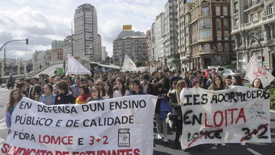 Cabecera de la manifestación que recorrió este mediodía las calles de A Coruña