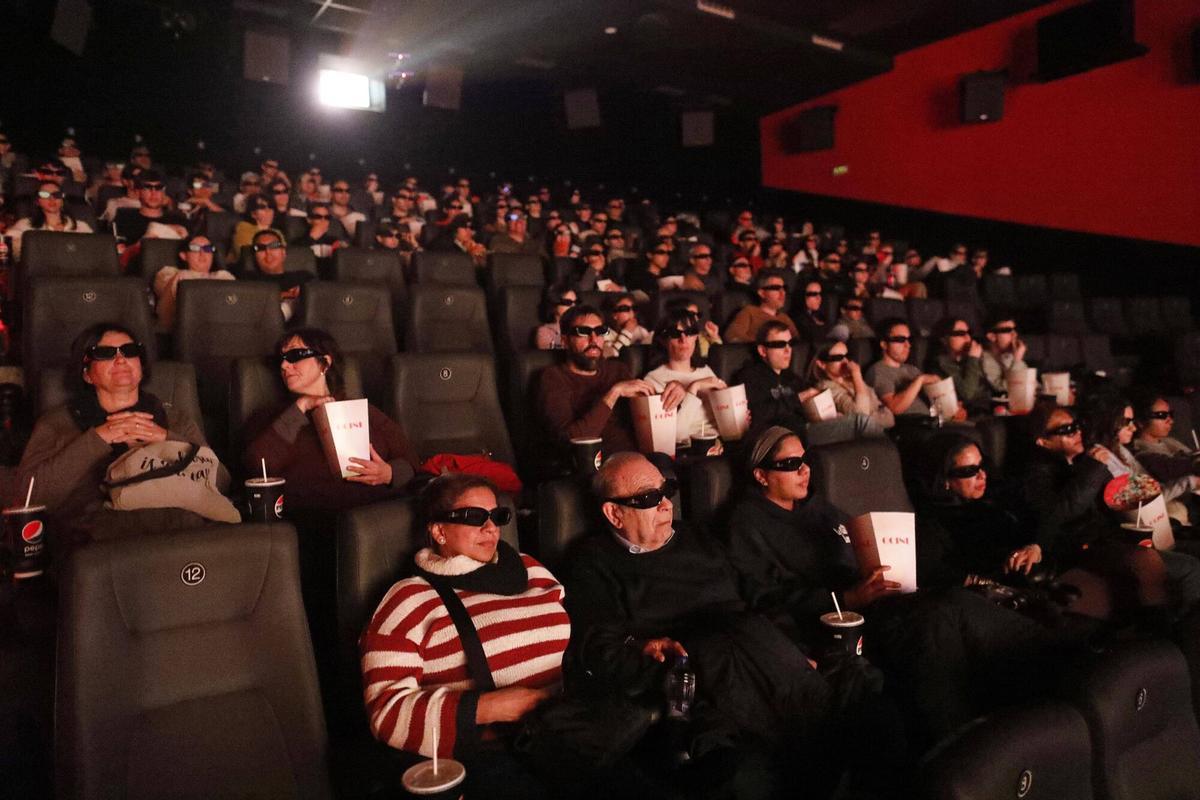 Girona. Cinemes Ocine. Espectadors veient Avatar 3 amb les ulleres de 3D posades.