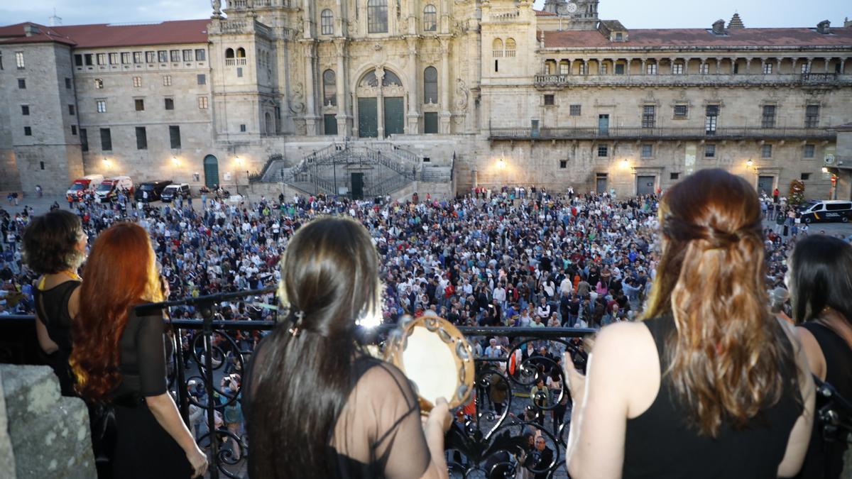 La plaza del Obradoiro abarrotada para escuchar el pregón de Leilía que da inicio a las Festas do Apóstolo 2023