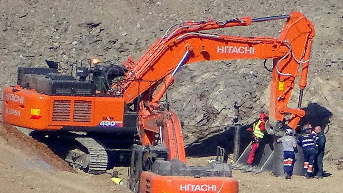 Mineros y otros operarios inspeccionan el pozo excavado para llegar hasta Julen