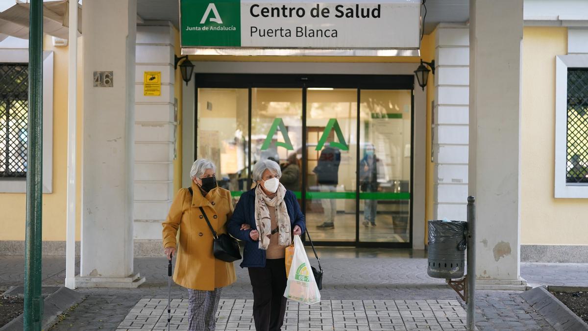 Dos pacientes acuden a un centro de salud del SAS