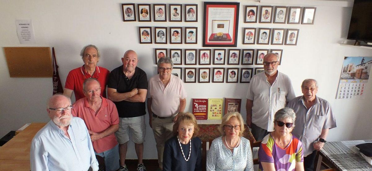 Miembros del Club Calerito en su sede de Santa Marina, patrimonio humano y vivo del legado taurino en el Centro.