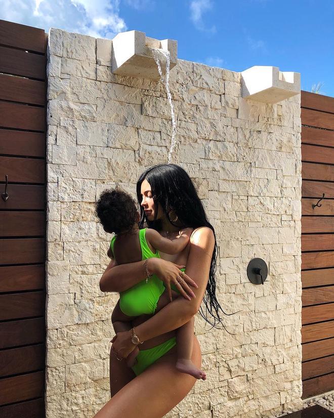 Kylie Jenner con Stormi, luciendo el mismo bañador