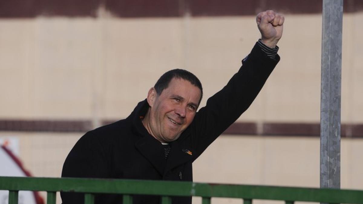 Arnaldo Otegi, con el puño en alto, a su salida de la cárcel de Logroño.