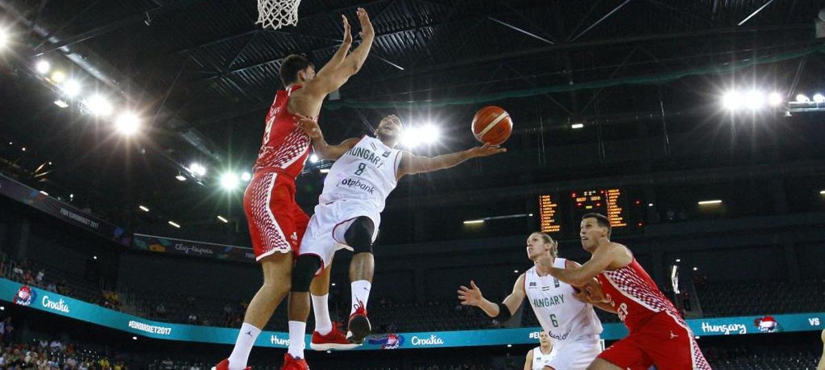 El alero húngaro Vojvoda (2i) intenta una canasta ante Saric (i).