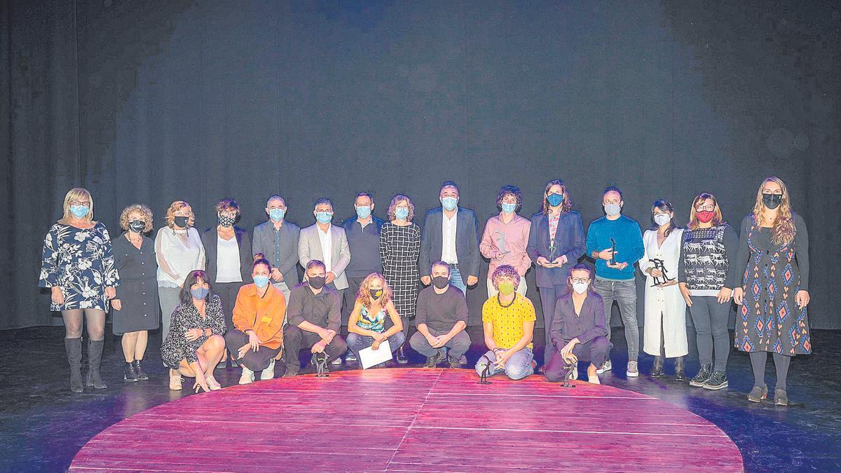 Foto de familia de los galardonados por la Associació de Teatres i Auditoris Públics de les Illes Balears.