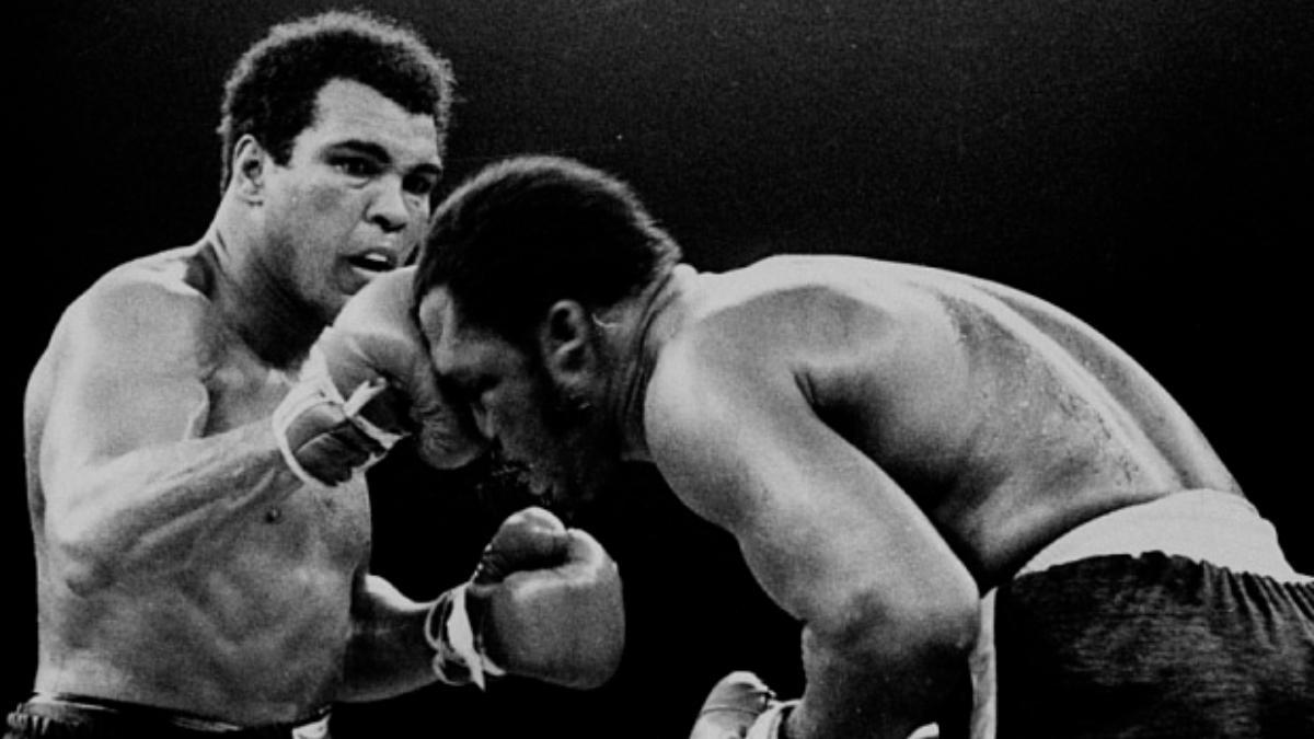 Muhammad Ali golpea a Joe Frazier en 1975 en Manila
