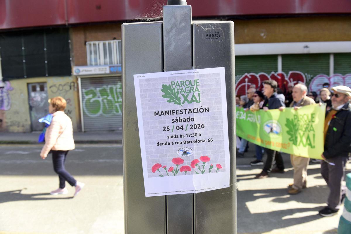 La manifestación, con un centenar de asistentes, contó con música y claveles conmemorando la revolución del 25 de abril en Portugal