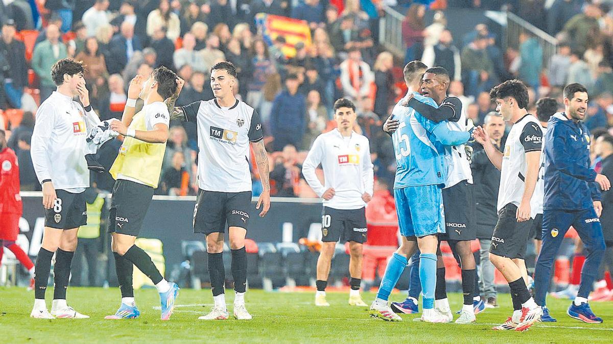 Los futbolistas del Valencia CF celebran la victoria contra el Sevilla CF